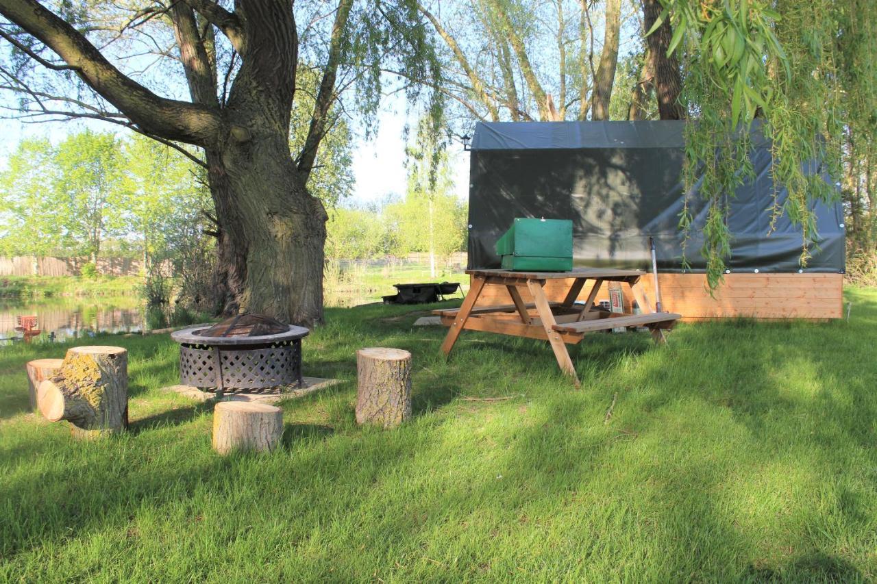 Hotel "George'S" Lakeside Wooden Tipi Clare Esterno foto