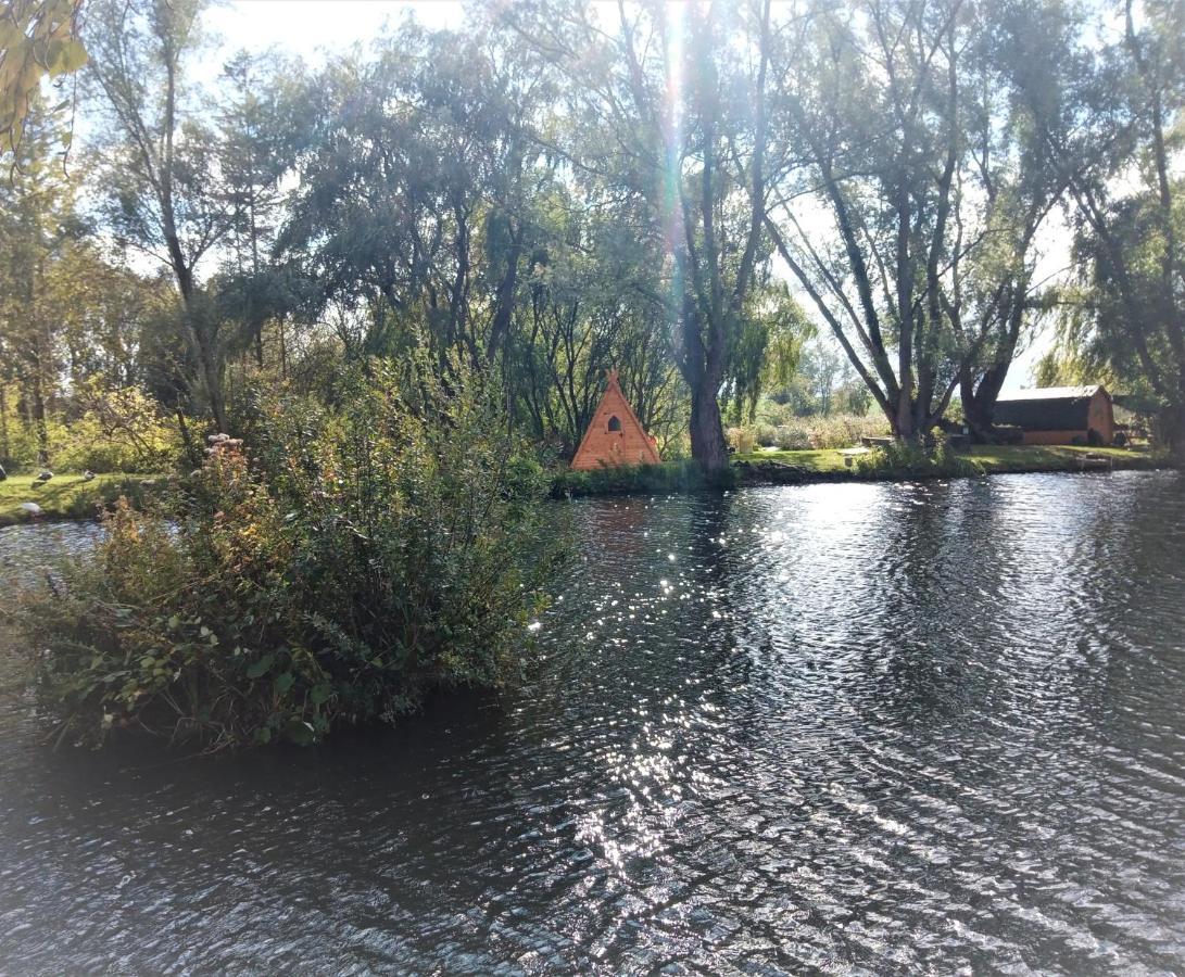 Hotel "George'S" Lakeside Wooden Tipi Clare Esterno foto