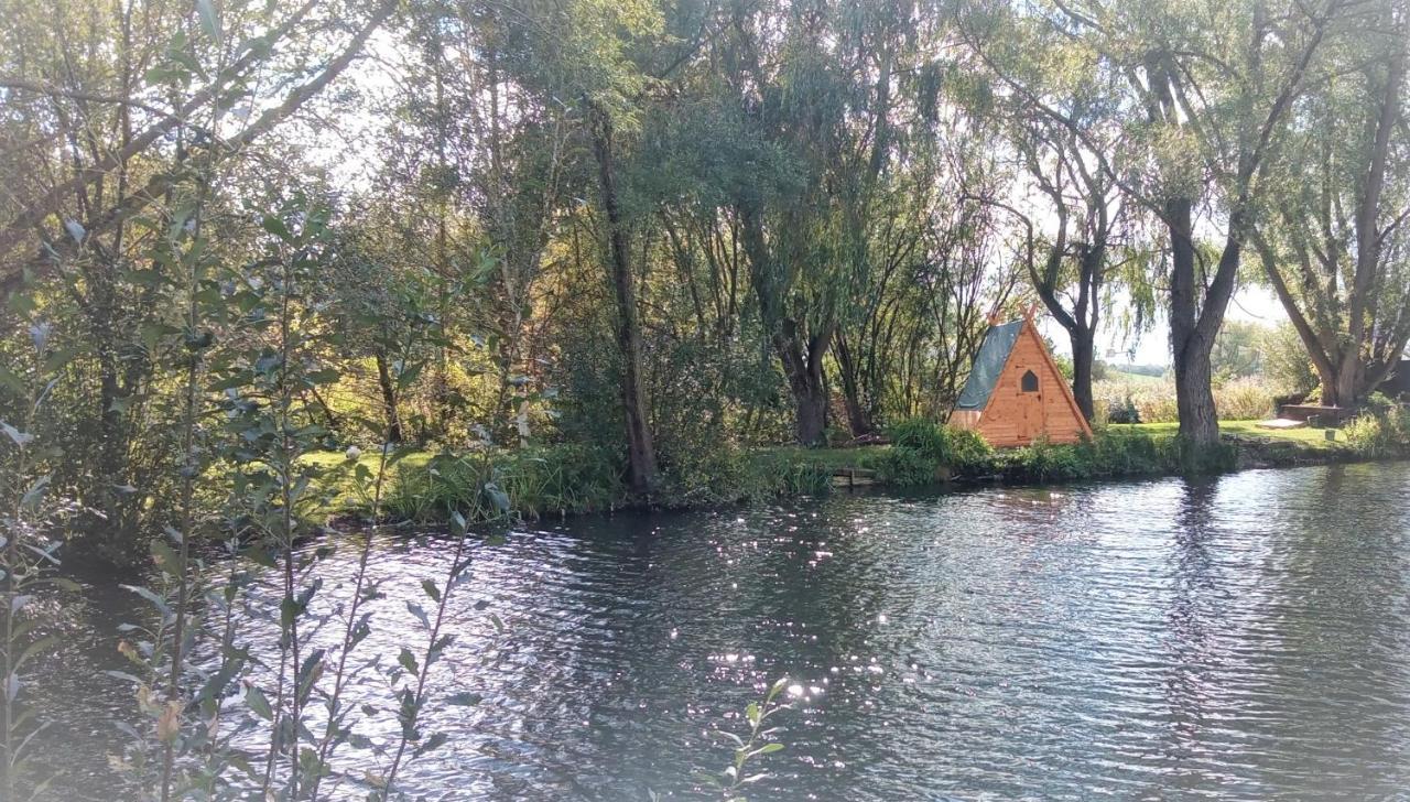 Hotel "George'S" Lakeside Wooden Tipi Clare Esterno foto