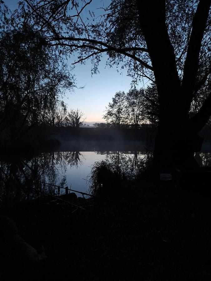 Hotel "George'S" Lakeside Wooden Tipi Clare Esterno foto