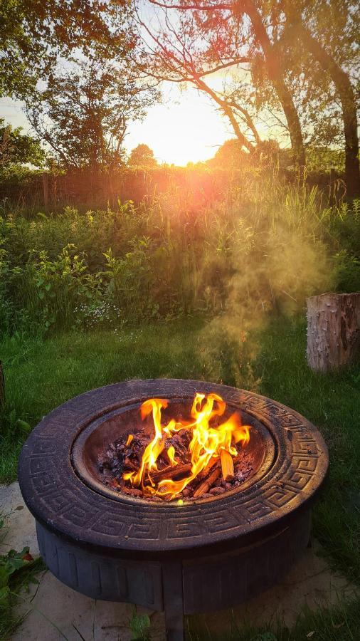 Hotel "George'S" Lakeside Wooden Tipi Clare Esterno foto